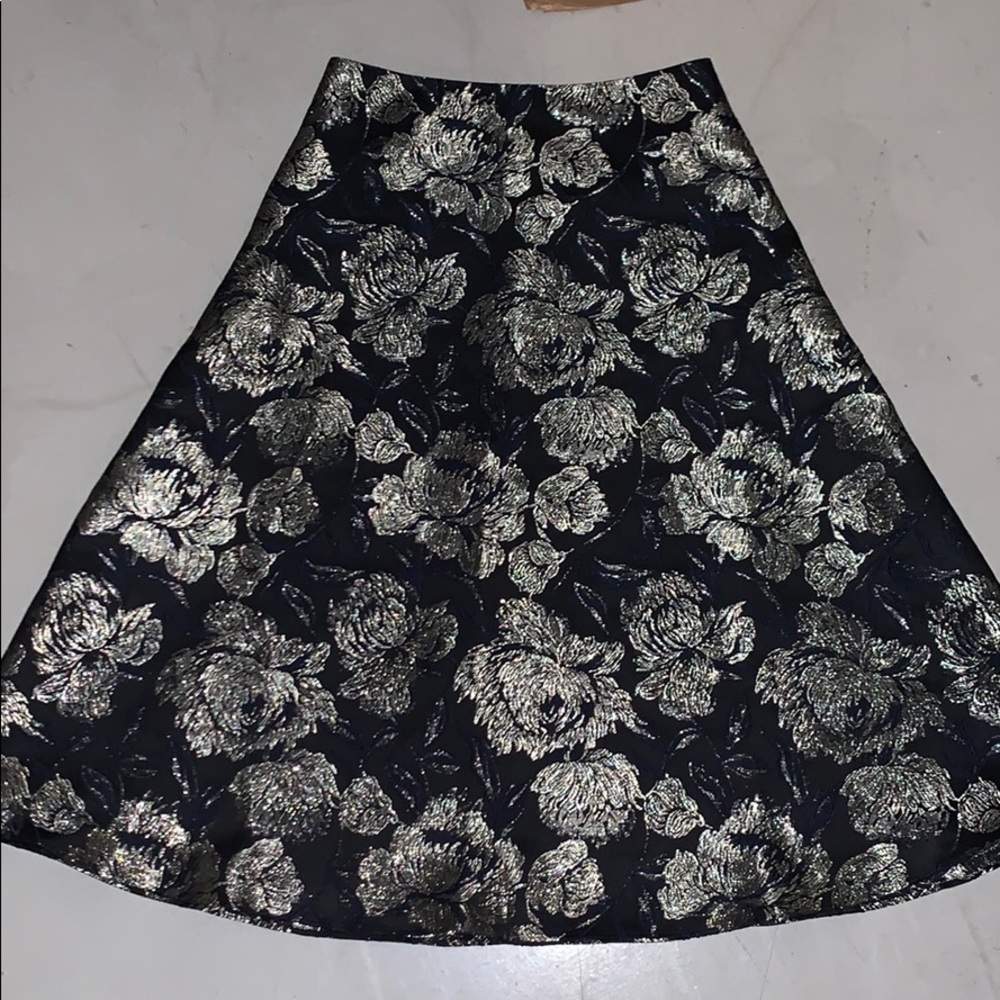 Beautiful Anne Taylor Gold Accent Circle Skirt